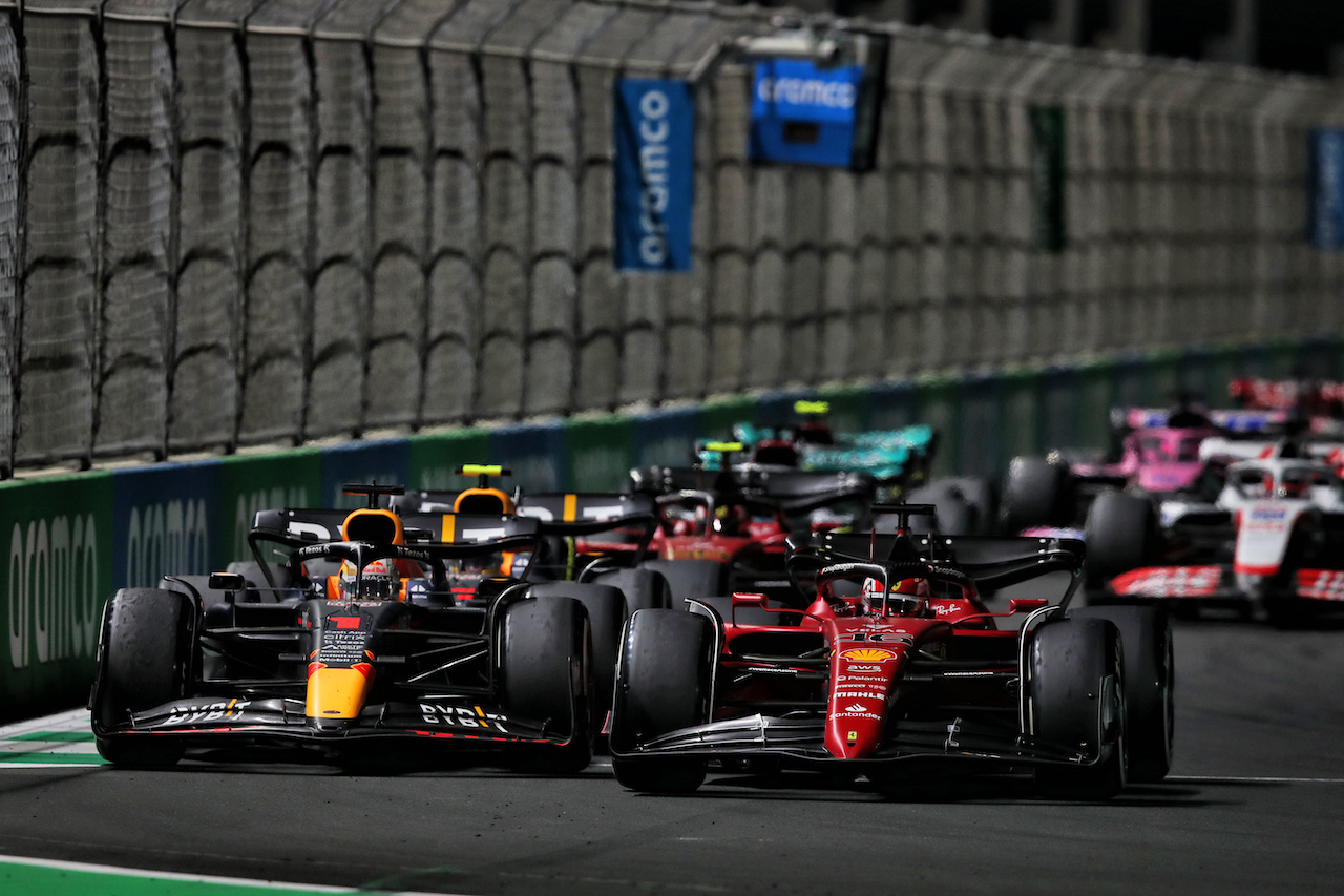 GP ARABIA SAUDITA, Max Verstappen (NLD) Red Bull Racing RB18 e Charles Leclerc (MON) Ferrari F1-75 battle for the lead of the race.
27.03.2022. Formula 1 World Championship, Rd 2, Saudi Arabian Grand Prix, Jeddah, Saudi Arabia, Gara Day.
 - www.xpbimages.com, EMail: requests@xpbimages.com © Copyright: Coates / XPB Images