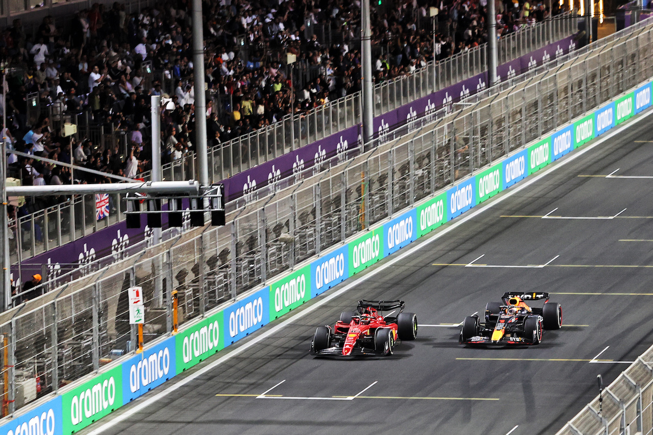 GP ARABIA SAUDITA, Charles Leclerc (MON) Ferrari F1-75 e Max Verstappen (NLD) Red Bull Racing RB18 battle for the lead of the race.
27.03.2022. Formula 1 World Championship, Rd 2, Saudi Arabian Grand Prix, Jeddah, Saudi Arabia, Gara Day.
- www.xpbimages.com, EMail: requests@xpbimages.com © Copyright: Moy / XPB Images