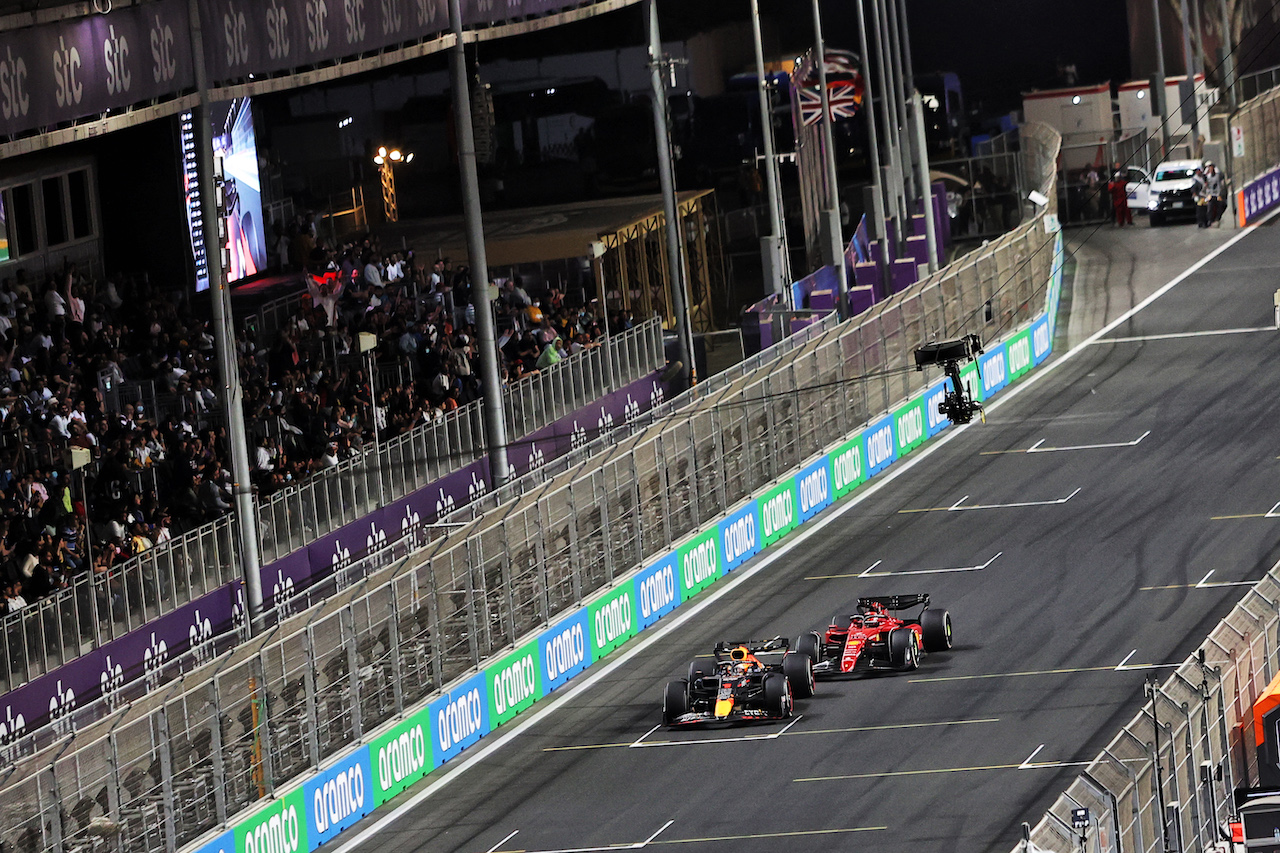 GP ARABIA SAUDITA, Max Verstappen (NLD) Red Bull Racing RB18 e Charles Leclerc (MON) Ferrari F1-75 battle for the lead of the race.
27.03.2022. Formula 1 World Championship, Rd 2, Saudi Arabian Grand Prix, Jeddah, Saudi Arabia, Gara Day.
- www.xpbimages.com, EMail: requests@xpbimages.com © Copyright: Moy / XPB Images