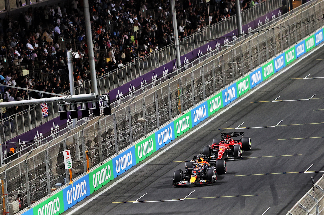GP ARABIA SAUDITA, Max Verstappen (NLD) Red Bull Racing RB18 e Charles Leclerc (MON) Ferrari F1-75 battle for the lead of the race.
27.03.2022. Formula 1 World Championship, Rd 2, Saudi Arabian Grand Prix, Jeddah, Saudi Arabia, Gara Day.
- www.xpbimages.com, EMail: requests@xpbimages.com © Copyright: Moy / XPB Images
