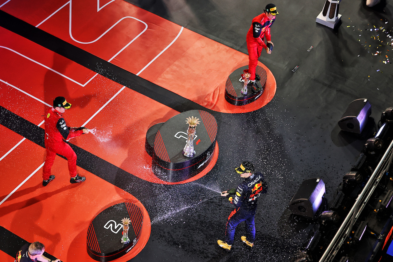 GP ARABIA SAUDITA, The podium (L to R): Charles Leclerc (MON) Ferrari, second; Max Verstappen (NLD) Red Bull Racing, vincitore; Carlos Sainz Jr (ESP) Ferrari, third.
27.03.2022. Formula 1 World Championship, Rd 2, Saudi Arabian Grand Prix, Jeddah, Saudi Arabia, Gara Day.
- www.xpbimages.com, EMail: requests@xpbimages.com © Copyright: Moy / XPB Images