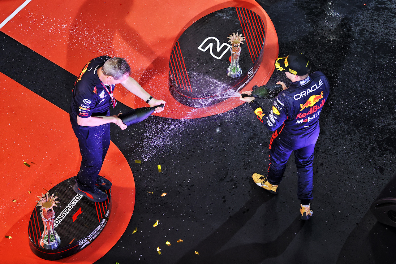GP ARABIA SAUDITA, (L to R): Paul Monaghan (GBR) Red Bull Racing Chief Engineer e vincitore Max Verstappen (NLD) Red Bull Racing celebrate on the podium.
27.03.2022. Formula 1 World Championship, Rd 2, Saudi Arabian Grand Prix, Jeddah, Saudi Arabia, Gara Day.
- www.xpbimages.com, EMail: requests@xpbimages.com © Copyright: Moy / XPB Images