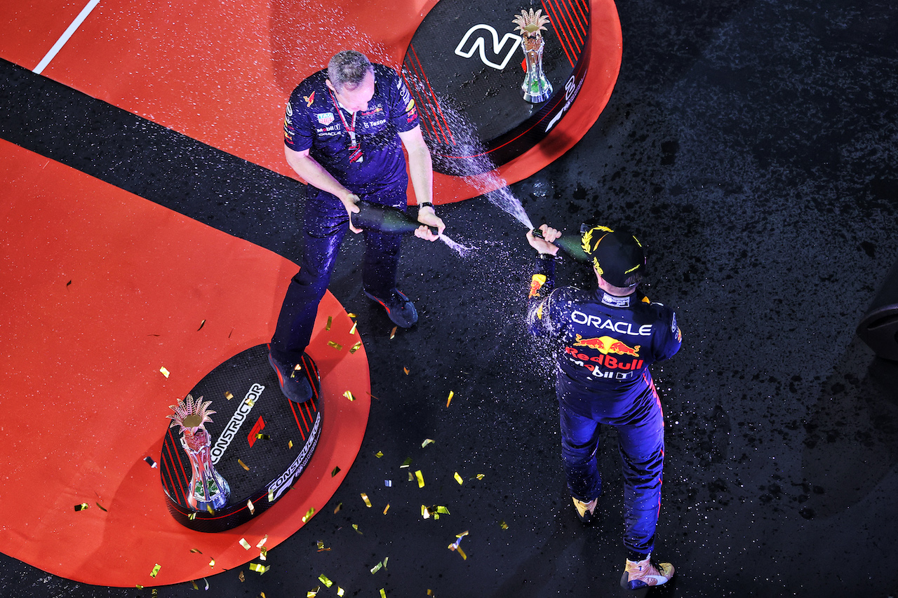 GP ARABIA SAUDITA, (L to R): Paul Monaghan (GBR) Red Bull Racing Chief Engineer e vincitore Max Verstappen (NLD) Red Bull Racing celebrate on the podium.
27.03.2022. Formula 1 World Championship, Rd 2, Saudi Arabian Grand Prix, Jeddah, Saudi Arabia, Gara Day.
- www.xpbimages.com, EMail: requests@xpbimages.com © Copyright: Moy / XPB Images