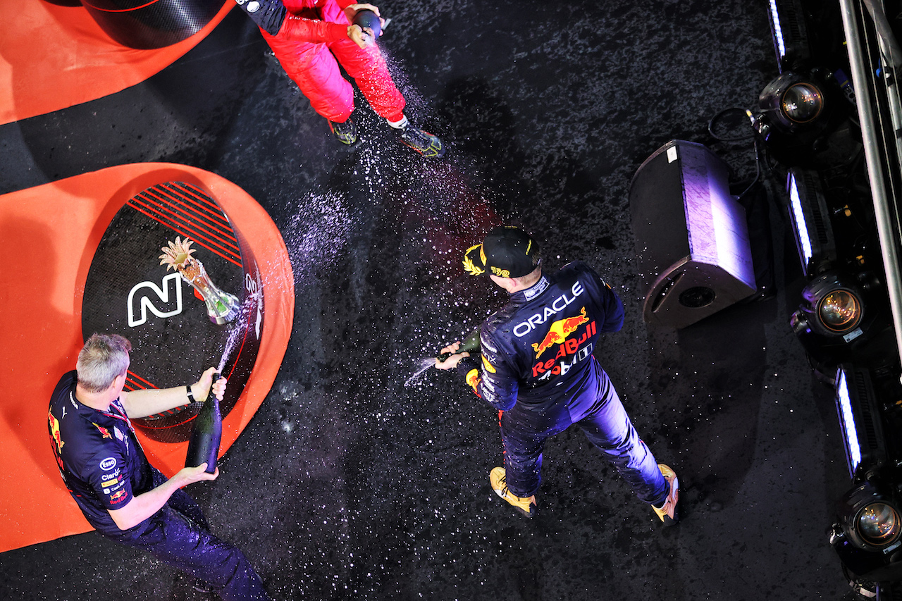 GP ARABIA SAUDITA, (L to R): Paul Monaghan (GBR) Red Bull Racing Chief Engineer e vincitore Max Verstappen (NLD) Red Bull Racing celebrate on the podium.
27.03.2022. Formula 1 World Championship, Rd 2, Saudi Arabian Grand Prix, Jeddah, Saudi Arabia, Gara Day.
- www.xpbimages.com, EMail: requests@xpbimages.com © Copyright: Moy / XPB Images