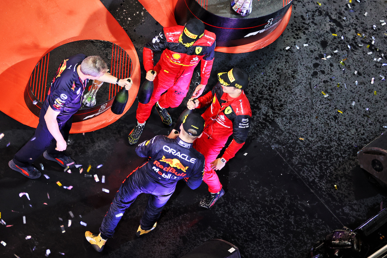 GP ARABIA SAUDITA, The podium: Charles Leclerc (MON) Ferrari, second; Paul Monaghan (GBR) Red Bull Racing Chief Engineer; Max Verstappen (NLD) Red Bull Racing, vincitore; Carlos Sainz Jr (ESP) Ferrari, third.
27.03.2022. Formula 1 World Championship, Rd 2, Saudi Arabian Grand Prix, Jeddah, Saudi Arabia, Gara Day.
- www.xpbimages.com, EMail: requests@xpbimages.com © Copyright: Moy / XPB Images