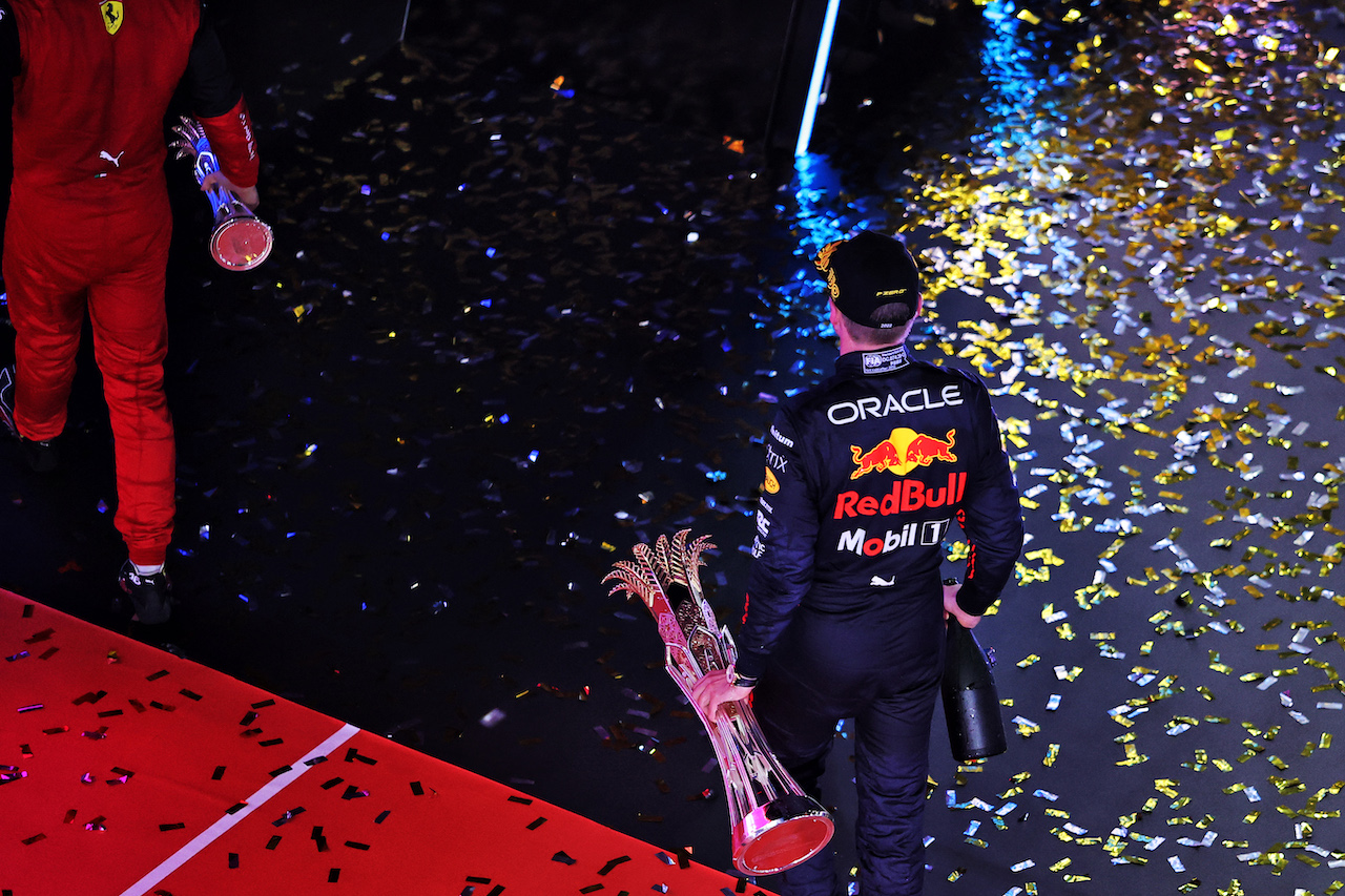 GP ARABIA SAUDITA, Gara winner Max Verstappen (NLD) Red Bull Racing on the podium.
27.03.2022. Formula 1 World Championship, Rd 2, Saudi Arabian Grand Prix, Jeddah, Saudi Arabia, Gara Day.
- www.xpbimages.com, EMail: requests@xpbimages.com © Copyright: Moy / XPB Images