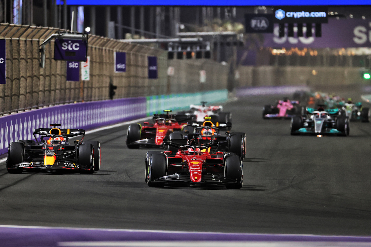 GP ARABIA SAUDITA, Charles Leclerc (MON) Ferrari F1-75 davanti a Max Verstappen (NLD) Red Bull Racing RB18.
27.03.2022. Formula 1 World Championship, Rd 2, Saudi Arabian Grand Prix, Jeddah, Saudi Arabia, Gara Day.
- www.xpbimages.com, EMail: requests@xpbimages.com © Copyright: Charniaux / XPB Images
