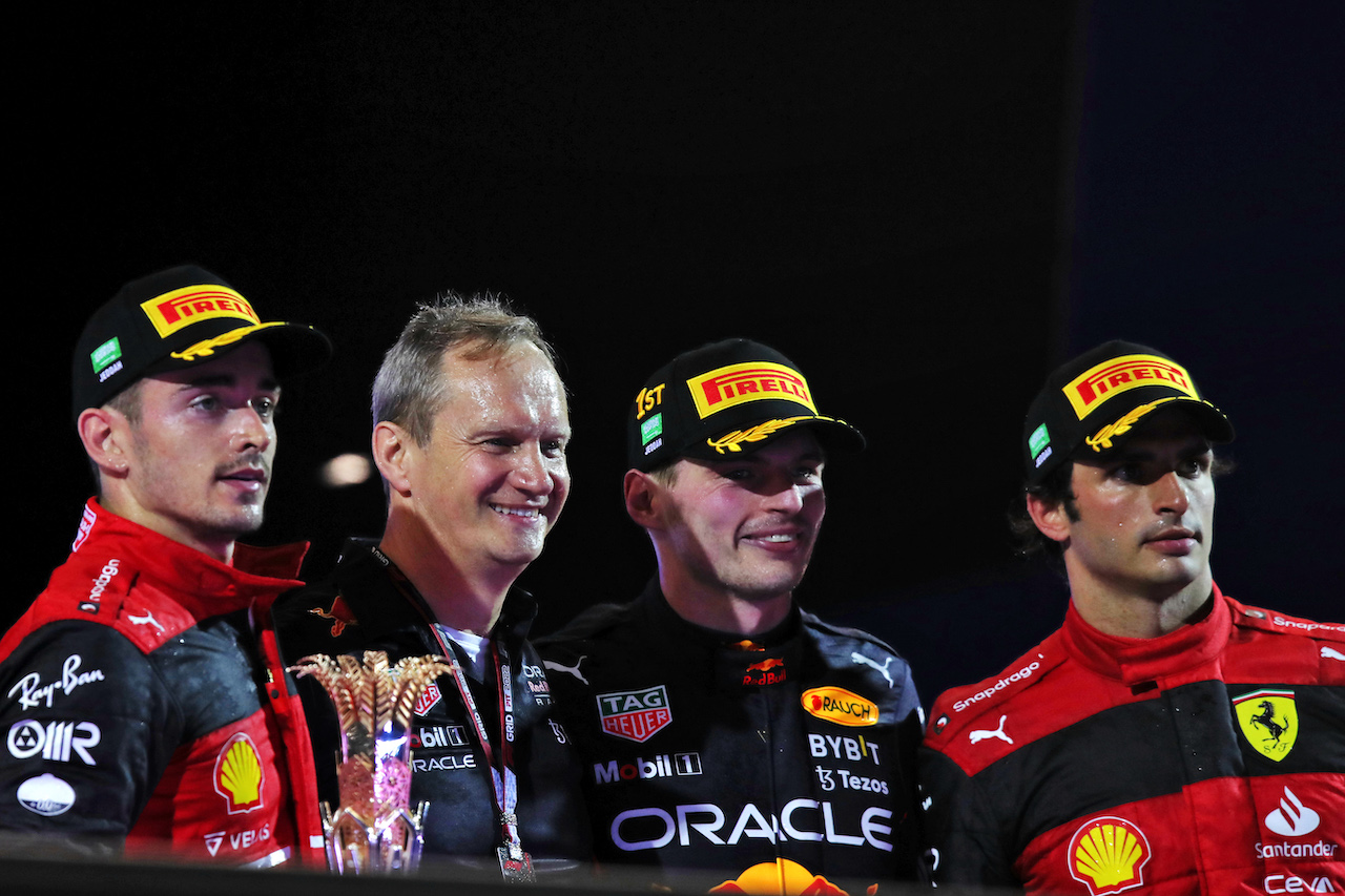 GP ARABIA SAUDITA, The podium (L to R): Charles Leclerc (MON) Ferrari, second; Paul Monaghan (GBR) Red Bull Racing Chief Engineer; Max Verstappen (NLD) Red Bull Racing, vincitore; Carlos Sainz Jr (ESP) Ferrari, third.
27.03.2022. Formula 1 World Championship, Rd 2, Saudi Arabian Grand Prix, Jeddah, Saudi Arabia, Gara Day.
 - www.xpbimages.com, EMail: requests@xpbimages.com © Copyright: Coates / XPB Images