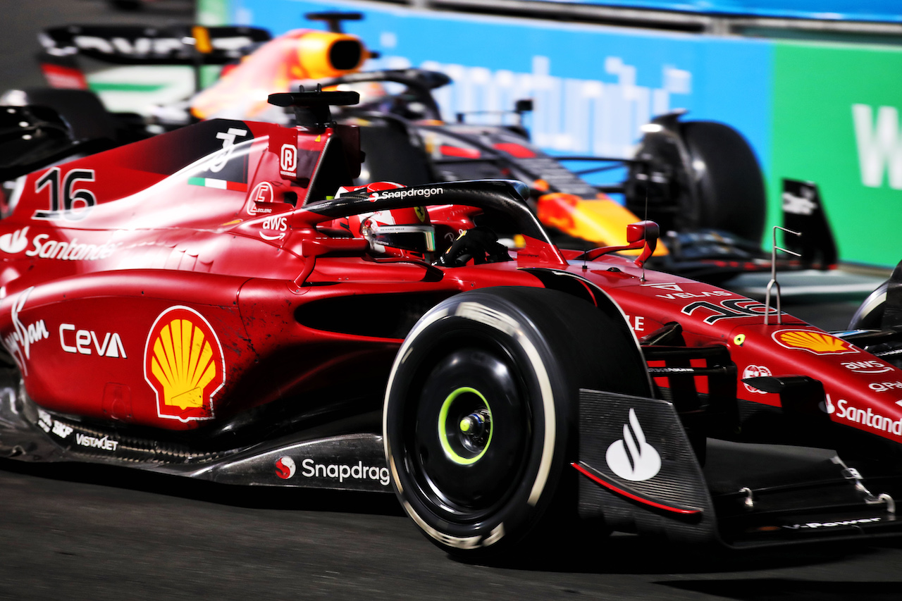 GP ARABIA SAUDITA, Charles Leclerc (MON) Ferrari F1-75 e Max Verstappen (NLD) Red Bull Racing RB18 battle for the lead of the race.
27.03.2022. Formula 1 World Championship, Rd 2, Saudi Arabian Grand Prix, Jeddah, Saudi Arabia, Gara Day.
 - www.xpbimages.com, EMail: requests@xpbimages.com © Copyright: Coates / XPB Images