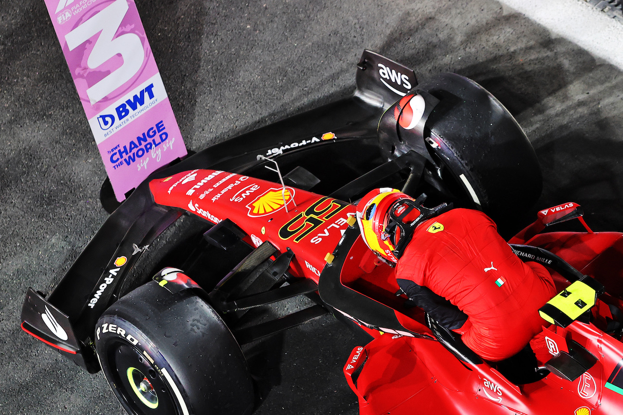 GP ARABIA SAUDITA, Thhird placed Carlos Sainz Jr (ESP) Ferrari F1-75 in parc ferme.
27.03.2022. Formula 1 World Championship, Rd 2, Saudi Arabian Grand Prix, Jeddah, Saudi Arabia, Gara Day.
- www.xpbimages.com, EMail: requests@xpbimages.com © Copyright: Moy / XPB Images