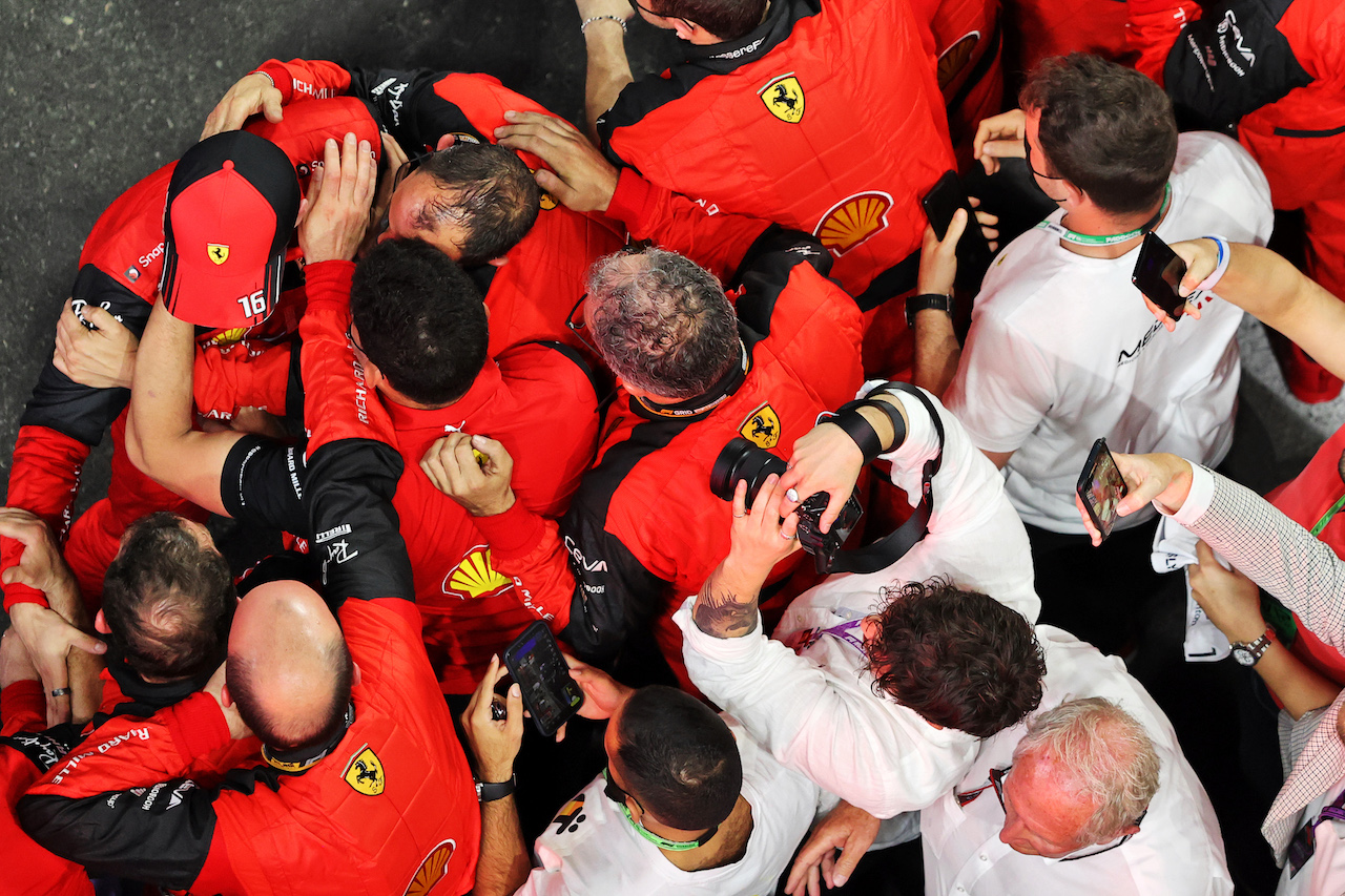 GP ARABIA SAUDITA, Charles Leclerc (MON) Ferrari celebrates his second position with the team in parc ferme.
27.03.2022. Formula 1 World Championship, Rd 2, Saudi Arabian Grand Prix, Jeddah, Saudi Arabia, Gara Day.
- www.xpbimages.com, EMail: requests@xpbimages.com © Copyright: Moy / XPB Images