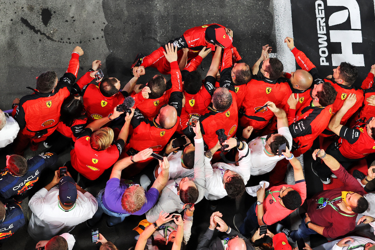 GP ARABIA SAUDITA, Carlos Sainz Jr (ESP) Ferrari celebrates his third position with the team in parc ferme.
27.03.2022. Formula 1 World Championship, Rd 2, Saudi Arabian Grand Prix, Jeddah, Saudi Arabia, Gara Day.
- www.xpbimages.com, EMail: requests@xpbimages.com © Copyright: Moy / XPB Images