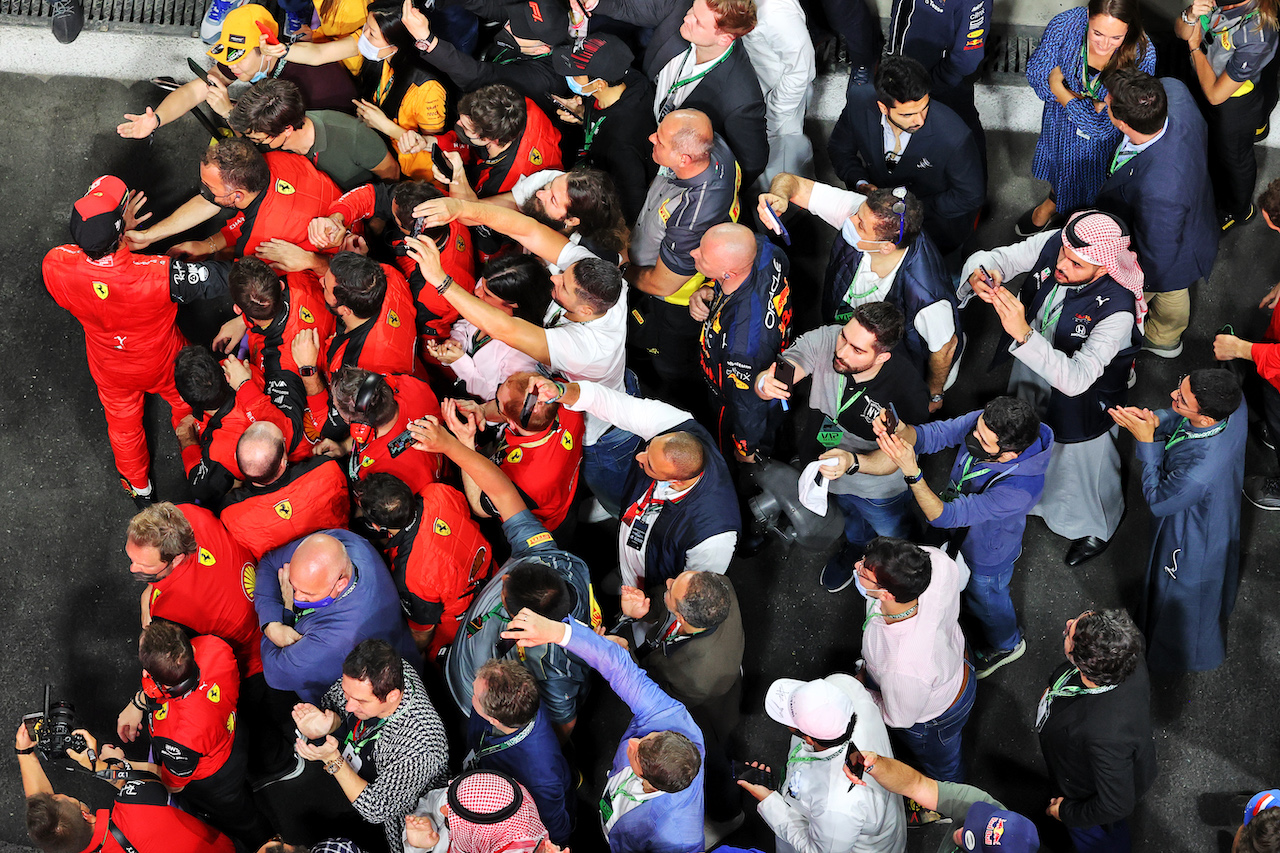 GP ARABIA SAUDITA, Carlos Sainz Jr (ESP) Ferrari celebrates his third position with the team in parc ferme.
27.03.2022. Formula 1 World Championship, Rd 2, Saudi Arabian Grand Prix, Jeddah, Saudi Arabia, Gara Day.
- www.xpbimages.com, EMail: requests@xpbimages.com © Copyright: Moy / XPB Images