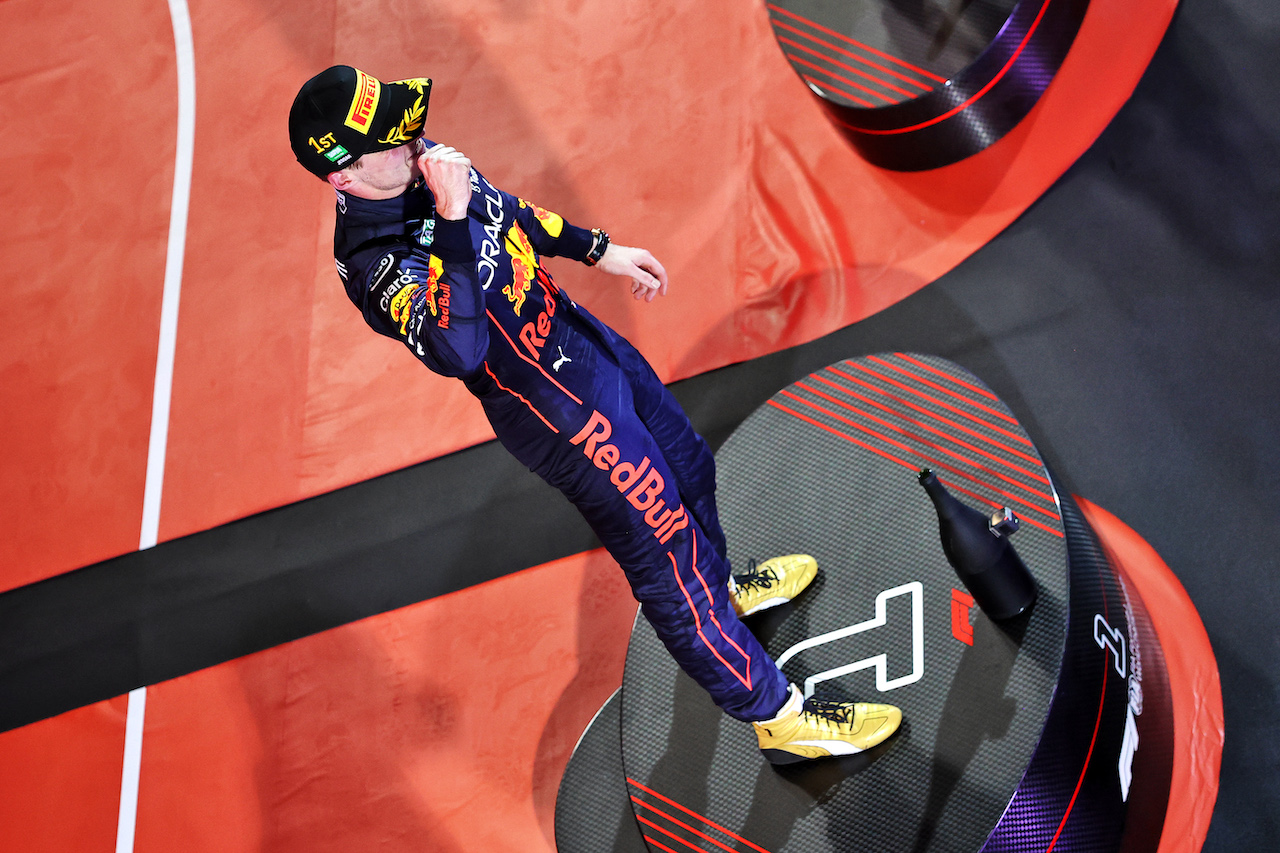 GP ARABIA SAUDITA, Gara winner Max Verstappen (NLD) Red Bull Racing celebrates on the podium.
27.03.2022. Formula 1 World Championship, Rd 2, Saudi Arabian Grand Prix, Jeddah, Saudi Arabia, Gara Day.
- www.xpbimages.com, EMail: requests@xpbimages.com © Copyright: Moy / XPB Images