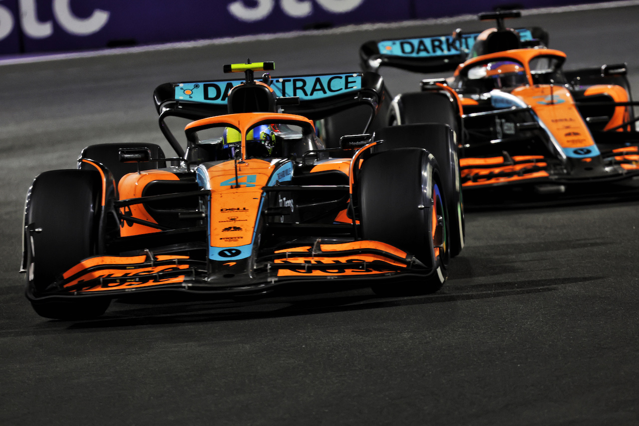 GP ARABIA SAUDITA, Lando Norris (GBR) McLaren MCL36 davanti a team mate Daniel Ricciardo (AUS) McLaren MCL36.
27.03.2022. Formula 1 World Championship, Rd 2, Saudi Arabian Grand Prix, Jeddah, Saudi Arabia, Gara Day.
- www.xpbimages.com, EMail: requests@xpbimages.com © Copyright: Bearne / XPB Images