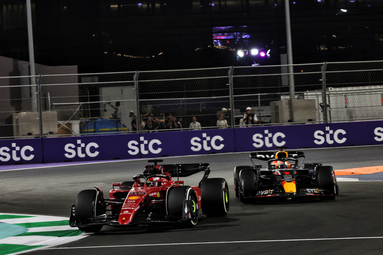 GP ARABIA SAUDITA, Charles Leclerc (MON) Ferrari F1-75 davanti a Max Verstappen (NLD) Red Bull Racing RB18.
27.03.2022. Formula 1 World Championship, Rd 2, Saudi Arabian Grand Prix, Jeddah, Saudi Arabia, Gara Day.
- www.xpbimages.com, EMail: requests@xpbimages.com © Copyright: Bearne / XPB Images