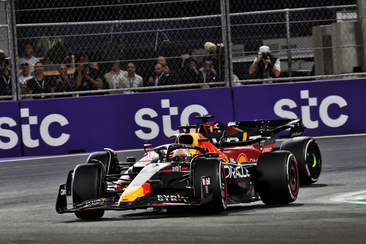 GP ARABIA SAUDITA, Max Verstappen (NLD) Red Bull Racing RB18 davanti a Charles Leclerc (MON) Ferrari F1-75.
27.03.2022. Formula 1 World Championship, Rd 2, Saudi Arabian Grand Prix, Jeddah, Saudi Arabia, Gara Day.
- www.xpbimages.com, EMail: requests@xpbimages.com © Copyright: Bearne / XPB Images