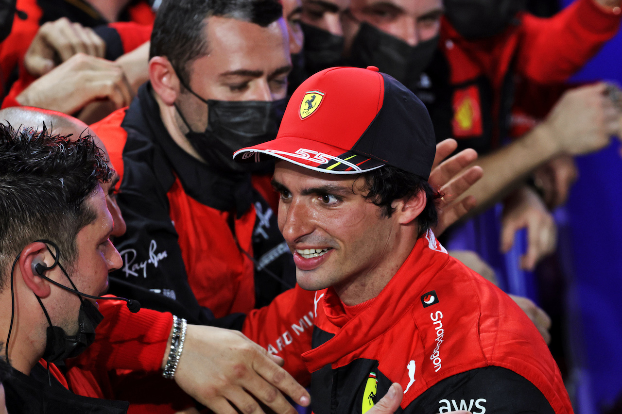 GP ARABIA SAUDITA, Carlos Sainz Jr (ESP) Ferrari celebrates his third position in parc ferme.
27.03.2022. Formula 1 World Championship, Rd 2, Saudi Arabian Grand Prix, Jeddah, Saudi Arabia, Gara Day.
- www.xpbimages.com, EMail: requests@xpbimages.com © Copyright: Bearne / XPB Images