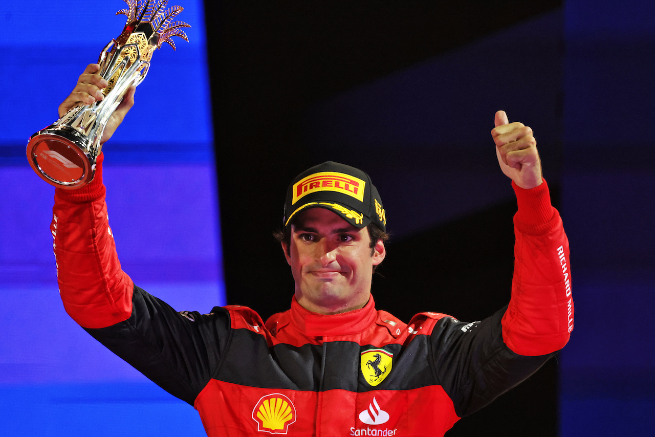 GP ARABIA SAUDITA, Carlos Sainz Jr (ESP) Ferrari celebrates his third position on the podium.
27.03.2022. Formula 1 World Championship, Rd 2, Saudi Arabian Grand Prix, Jeddah, Saudi Arabia, Gara Day.
- www.xpbimages.com, EMail: requests@xpbimages.com © Copyright: Bearne / XPB Images