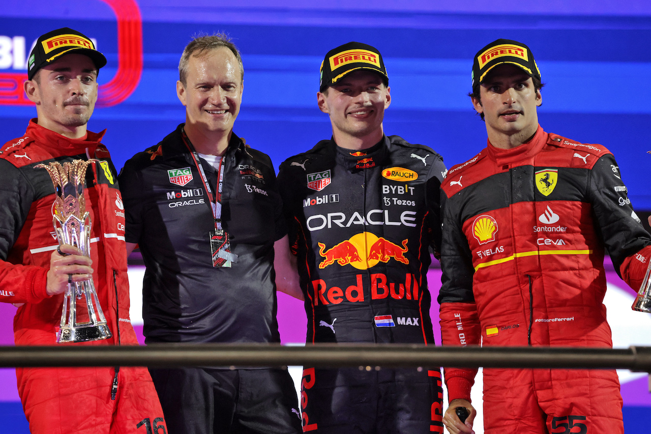 GP ARABIA SAUDITA, The podium (L to R): Charles Leclerc (MON) Ferrari, second; Paul Monaghan (GBR) Red Bull Racing Chief Engineer; Max Verstappen (NLD) Red Bull Racing, vincitore; Carlos Sainz Jr (ESP) Ferrari, third.
27.03.2022. Formula 1 World Championship, Rd 2, Saudi Arabian Grand Prix, Jeddah, Saudi Arabia, Gara Day.
- www.xpbimages.com, EMail: requests@xpbimages.com © Copyright: Bearne / XPB Images