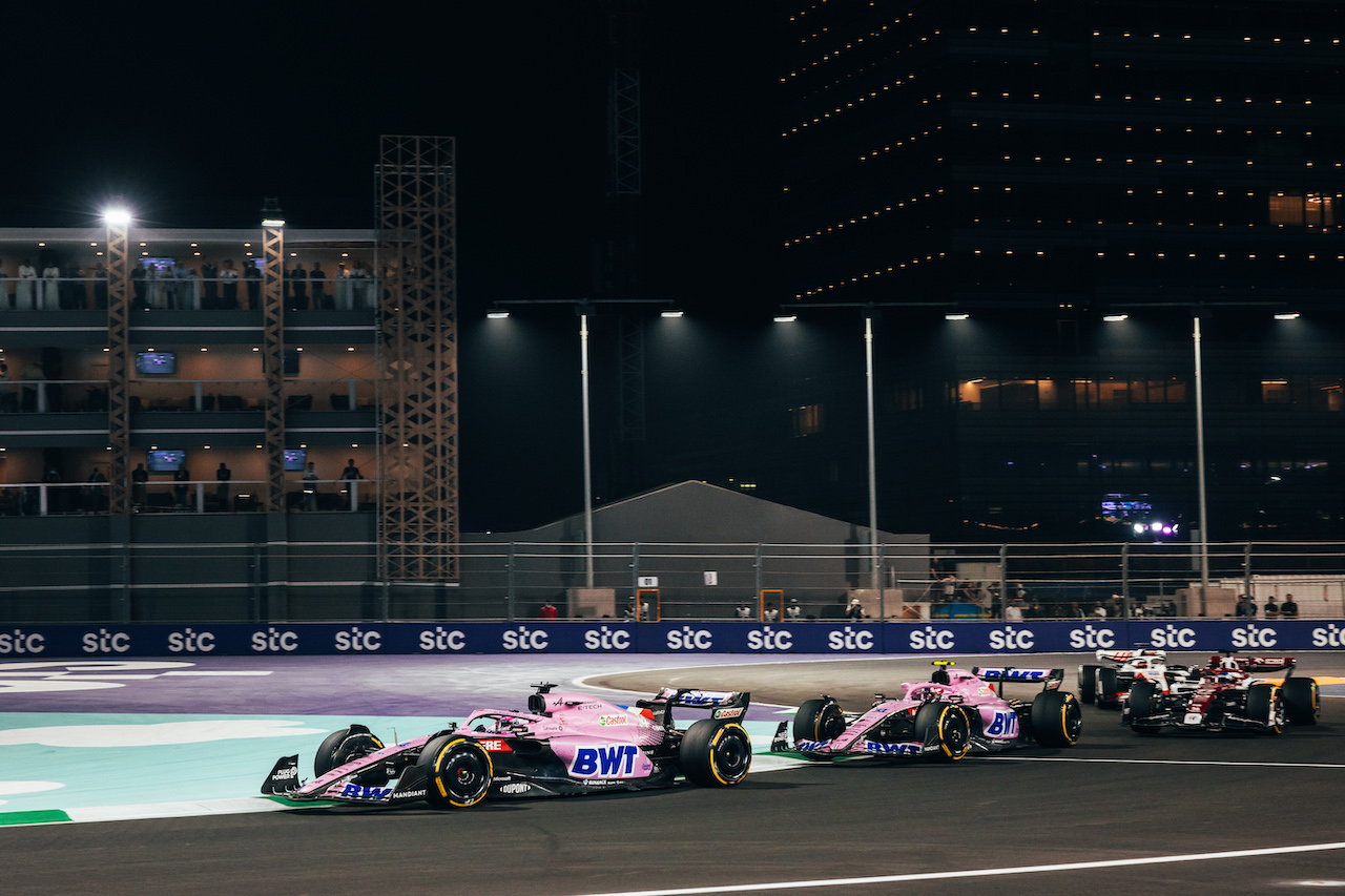 GP ARABIA SAUDITA, Fernando Alonso (ESP) Alpine F1 Team A522 davanti a team mate Esteban Ocon (FRA) Alpine F1 Team A522.
27.03.2022. Formula 1 World Championship, Rd 2, Saudi Arabian Grand Prix, Jeddah, Saudi Arabia, Gara Day.
- www.xpbimages.com, EMail: requests@xpbimages.com © Copyright: Bearne / XPB Images