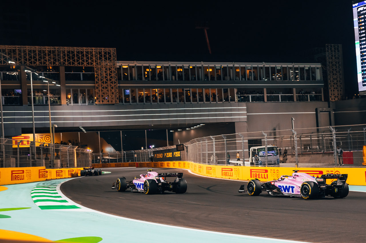 GP ARABIA SAUDITA, Esteban Ocon (FRA) Alpine F1 Team A522 davanti a team mate Fernando Alonso (ESP) Alpine F1 Team A522.
27.03.2022. Formula 1 World Championship, Rd 2, Saudi Arabian Grand Prix, Jeddah, Saudi Arabia, Gara Day.
- www.xpbimages.com, EMail: requests@xpbimages.com © Copyright: Bearne / XPB Images