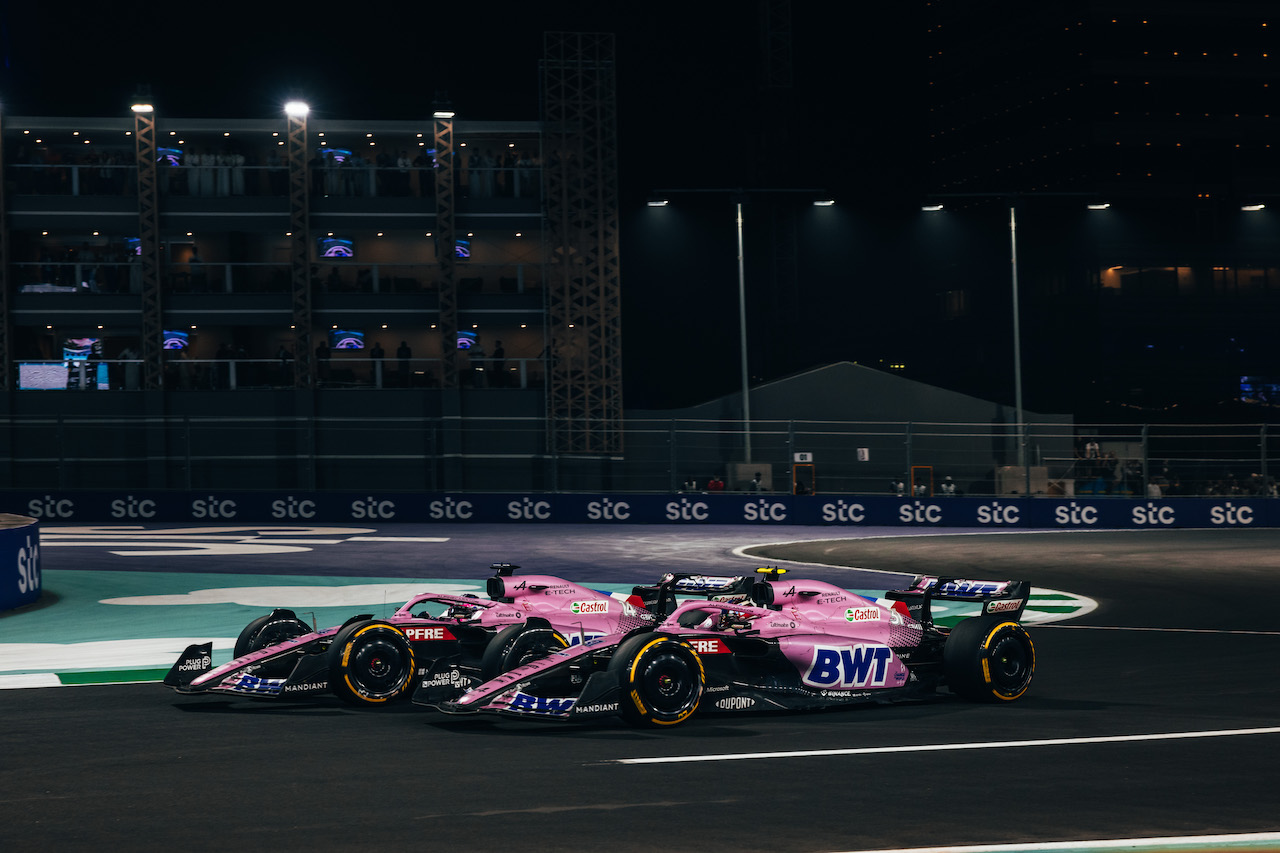 GP ARABIA SAUDITA, Esteban Ocon (FRA) Alpine F1 Team A522 e team mate Fernando Alonso (ESP) Alpine F1 Team A522 battle for position.
27.03.2022. Formula 1 World Championship, Rd 2, Saudi Arabian Grand Prix, Jeddah, Saudi Arabia, Gara Day.
- www.xpbimages.com, EMail: requests@xpbimages.com © Copyright: Bearne / XPB Images