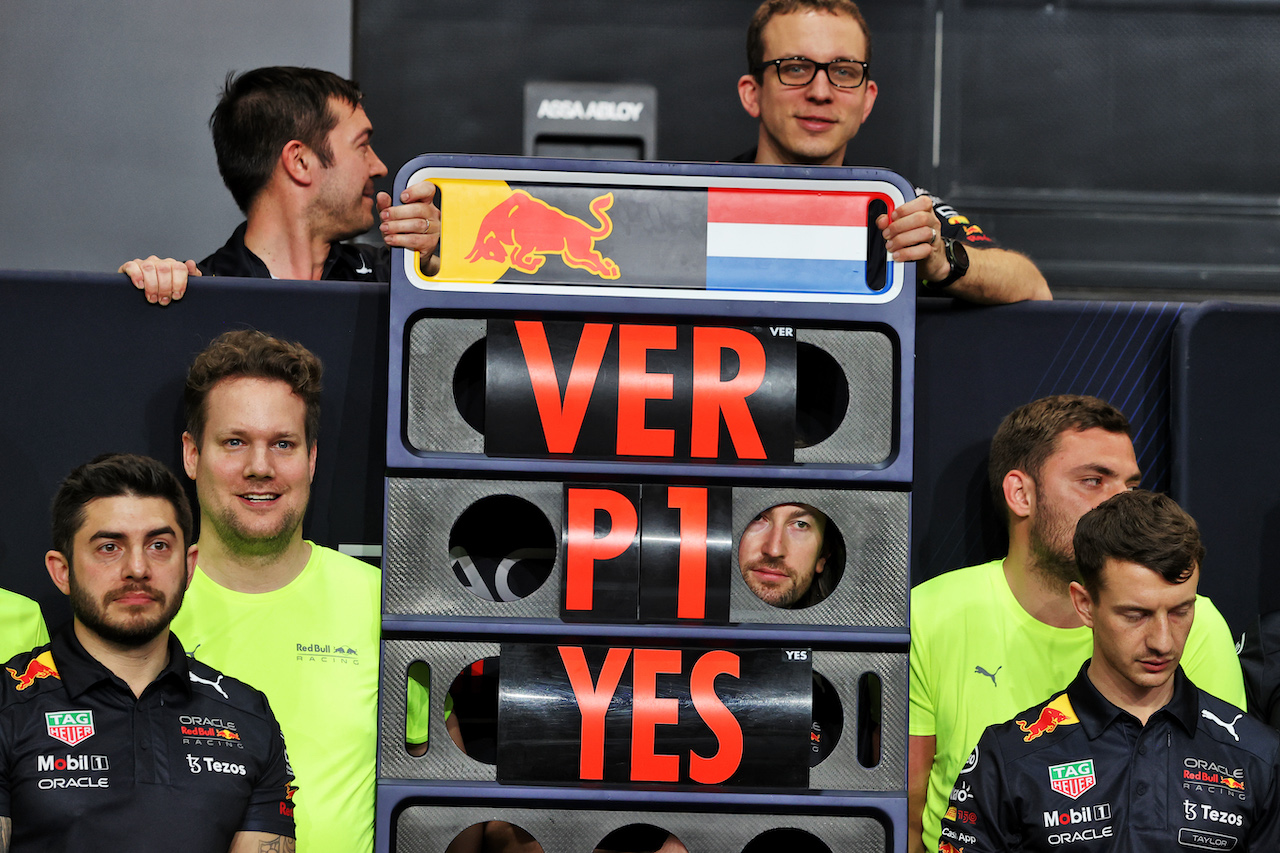 GP ARABIA SAUDITA, Red Bull Racing celebrate victory for Max Verstappen (NLD) Red Bull Racing.
27.03.2022. Formula 1 World Championship, Rd 2, Saudi Arabian Grand Prix, Jeddah, Saudi Arabia, Gara Day.
- www.xpbimages.com, EMail: requests@xpbimages.com © Copyright: Moy / XPB Images