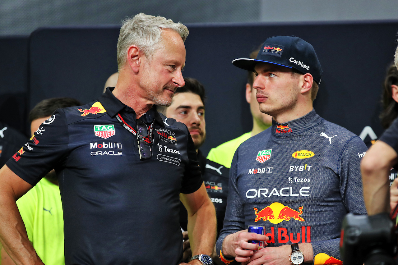 GP ARABIA SAUDITA, (L to R): Jonathan Wheatley (GBR) Red Bull Racing Team Manager with Max Verstappen (NLD) Red Bull Racing.
27.03.2022. Formula 1 World Championship, Rd 2, Saudi Arabian Grand Prix, Jeddah, Saudi Arabia, Gara Day.
 - www.xpbimages.com, EMail: requests@xpbimages.com © Copyright: Coates / XPB Images