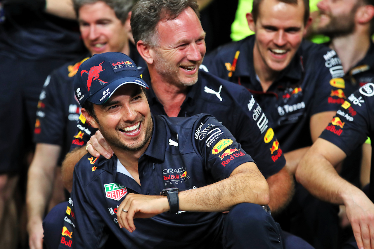 GP ARABIA SAUDITA, Sergio Perez (MEX) Red Bull Racing with Christian Horner (GBR) Red Bull Racing Team Principal.
27.03.2022. Formula 1 World Championship, Rd 2, Saudi Arabian Grand Prix, Jeddah, Saudi Arabia, Gara Day.
 - www.xpbimages.com, EMail: requests@xpbimages.com © Copyright: Coates / XPB Images