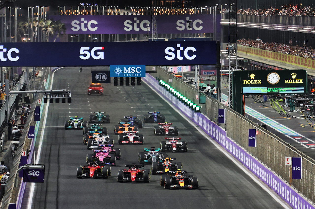 GP ARABIA SAUDITA, Sergio Perez (MEX) Red Bull Racing RB18 davanti a at the partenza of the race.
27.03.2022. Formula 1 World Championship, Rd 2, Saudi Arabian Grand Prix, Jeddah, Saudi Arabia, Gara Day.
- www.xpbimages.com, EMail: requests@xpbimages.com © Copyright: Charniaux / XPB Images