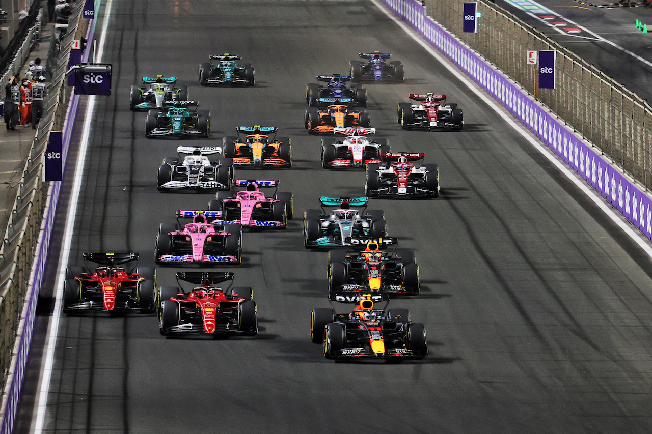 GP ARABIA SAUDITA, Sergio Perez (MEX) Red Bull Racing RB18 davanti a at the partenza of the race.
27.03.2022. Formula 1 World Championship, Rd 2, Saudi Arabian Grand Prix, Jeddah, Saudi Arabia, Gara Day.
- www.xpbimages.com, EMail: requests@xpbimages.com © Copyright: Charniaux / XPB Images