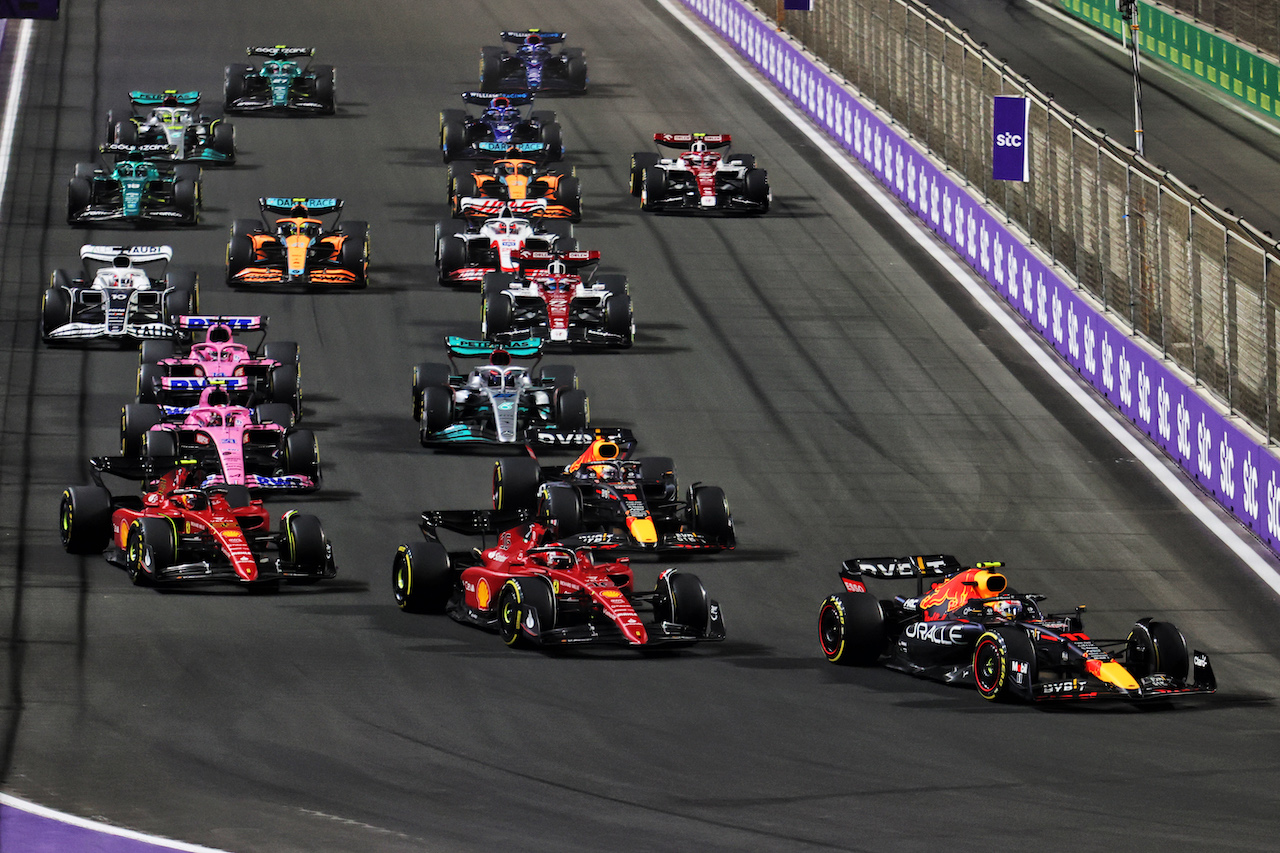 GP ARABIA SAUDITA, Sergio Perez (MEX) Red Bull Racing RB18 davanti a at the partenza of the race.
27.03.2022. Formula 1 World Championship, Rd 2, Saudi Arabian Grand Prix, Jeddah, Saudi Arabia, Gara Day.
- www.xpbimages.com, EMail: requests@xpbimages.com © Copyright: Charniaux / XPB Images
