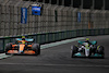 GP ARABIA SAUDITA, Lando Norris (GBR) McLaren MCL36 e Lewis Hamilton (GBR) Mercedes AMG F1 W13 battle for position.
27.03.2022. Formula 1 World Championship, Rd 2, Saudi Arabian Grand Prix, Jeddah, Saudi Arabia, Gara Day.
 - www.xpbimages.com, EMail: requests@xpbimages.com © Copyright: Coates / XPB Images