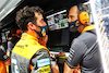 GP ARABIA SAUDITA, Daniel Ricciardo (AUS) McLaren talks with Tom Stallard (GBR) McLaren Gara Engineer.
27.03.2022. Formula 1 World Championship, Rd 2, Saudi Arabian Grand Prix, Jeddah, Saudi Arabia, Gara Day.
- www.xpbimages.com, EMail: requests@xpbimages.com © Copyright: Batchelor / XPB Images