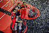 GP ARABIA SAUDITA, The podium (L to R): Charles Leclerc (MON) Ferrari, second; Paul Monaghan (GBR) Red Bull Racing Chief Engineer; Max Verstappen (NLD) Red Bull Racing, vincitore; Carlos Sainz Jr (ESP) Ferrari, third.
27.03.2022. Formula 1 World Championship, Rd 2, Saudi Arabian Grand Prix, Jeddah, Saudi Arabia, Gara Day.
- www.xpbimages.com, EMail: requests@xpbimages.com © Copyright: Moy / XPB Images