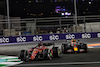 GP ARABIA SAUDITA, Charles Leclerc (MON) Ferrari F1-75 davanti a Max Verstappen (NLD) Red Bull Racing RB18.
27.03.2022. Formula 1 World Championship, Rd 2, Saudi Arabian Grand Prix, Jeddah, Saudi Arabia, Gara Day.
- www.xpbimages.com, EMail: requests@xpbimages.com © Copyright: Bearne / XPB Images