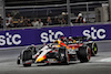 GP ARABIA SAUDITA, Max Verstappen (NLD) Red Bull Racing RB18 davanti a Charles Leclerc (MON) Ferrari F1-75.
27.03.2022. Formula 1 World Championship, Rd 2, Saudi Arabian Grand Prix, Jeddah, Saudi Arabia, Gara Day.
- www.xpbimages.com, EMail: requests@xpbimages.com © Copyright: Bearne / XPB Images