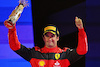 GP ARABIA SAUDITA, Carlos Sainz Jr (ESP) Ferrari celebrates his third position on the podium.
27.03.2022. Formula 1 World Championship, Rd 2, Saudi Arabian Grand Prix, Jeddah, Saudi Arabia, Gara Day.
- www.xpbimages.com, EMail: requests@xpbimages.com © Copyright: Bearne / XPB Images