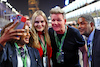 GP ARABIA SAUDITA, Tilly Ramsey (GBR) Television Presenter e Chef e Gordon Ramsey (GBR) Celebrity Chef on the grid.
27.03.2022. Formula 1 World Championship, Rd 2, Saudi Arabian Grand Prix, Jeddah, Saudi Arabia, Gara Day.
- www.xpbimages.com, EMail: requests@xpbimages.com © Copyright: Batchelor / XPB Images
