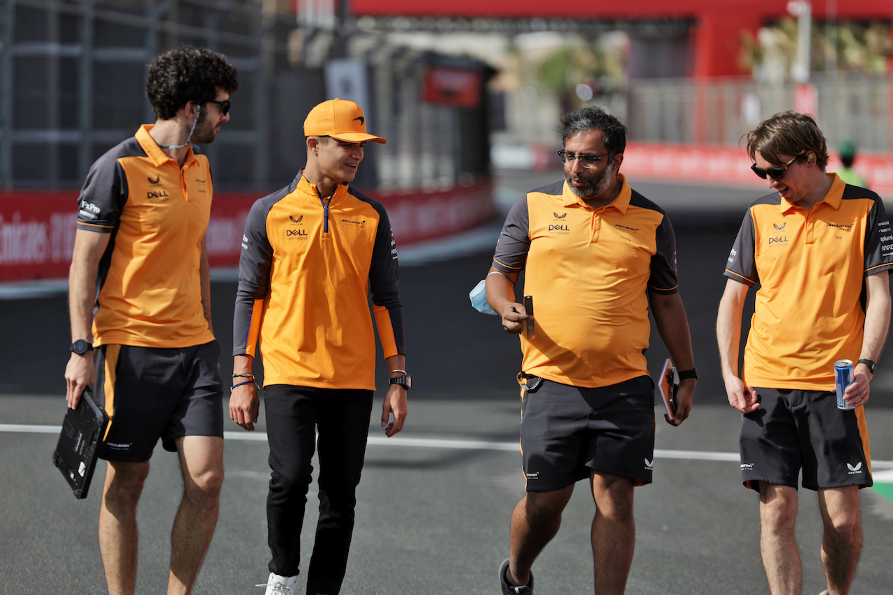 GP ARABIA SAUDITA, Lando Norris (GBR) McLaren walks the circuit with the team.
24.03.2022. Formula 1 World Championship, Rd 2, Saudi Arabian Grand Prix, Jeddah, Saudi Arabia, Preparation Day.
- www.xpbimages.com, EMail: requests@xpbimages.com © Copyright: Bearne / XPB Images