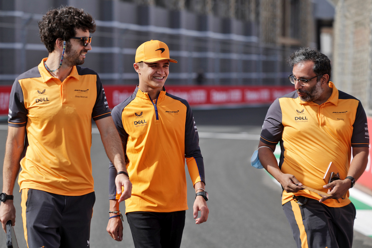 GP ARABIA SAUDITA, Lando Norris (GBR) McLaren walks the circuit with Jose Manuel Lopez Garcia (ESP) McLaren Lead Performance Engineer (Left) e Randy Singh (GBR) McLaren Strategy e Sporting Director (Right).
24.03.2022. Formula 1 World Championship, Rd 2, Saudi Arabian Grand Prix, Jeddah, Saudi Arabia, Preparation Day.
- www.xpbimages.com, EMail: requests@xpbimages.com © Copyright: Bearne / XPB Images