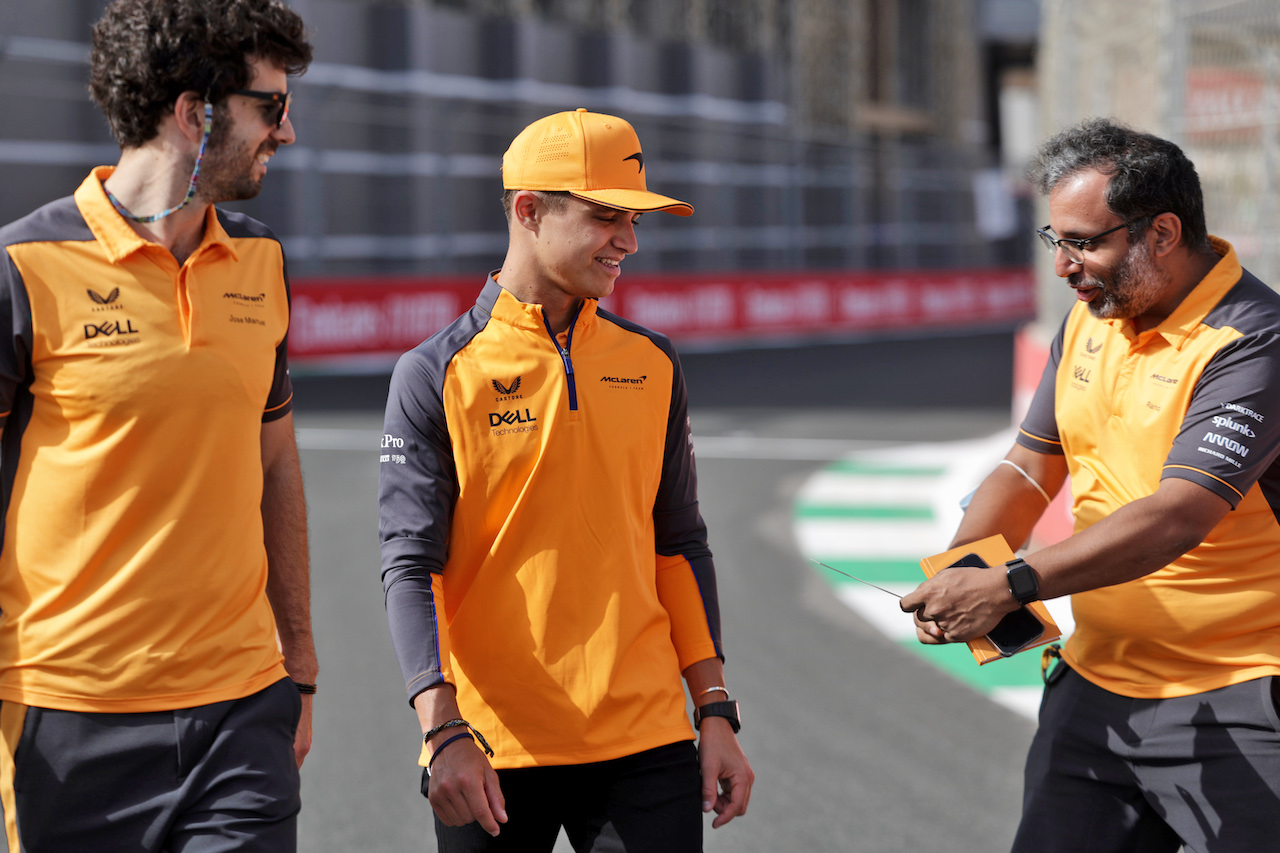 GP ARABIA SAUDITA, Lando Norris (GBR) McLaren walks the circuit with Jose Manuel Lopez Garcia (ESP) McLaren Lead Performance Engineer (Left) e Randy Singh (GBR) McLaren Strategy e Sporting Director (Right).
24.03.2022. Formula 1 World Championship, Rd 2, Saudi Arabian Grand Prix, Jeddah, Saudi Arabia, Preparation Day.
- www.xpbimages.com, EMail: requests@xpbimages.com © Copyright: Bearne / XPB Images