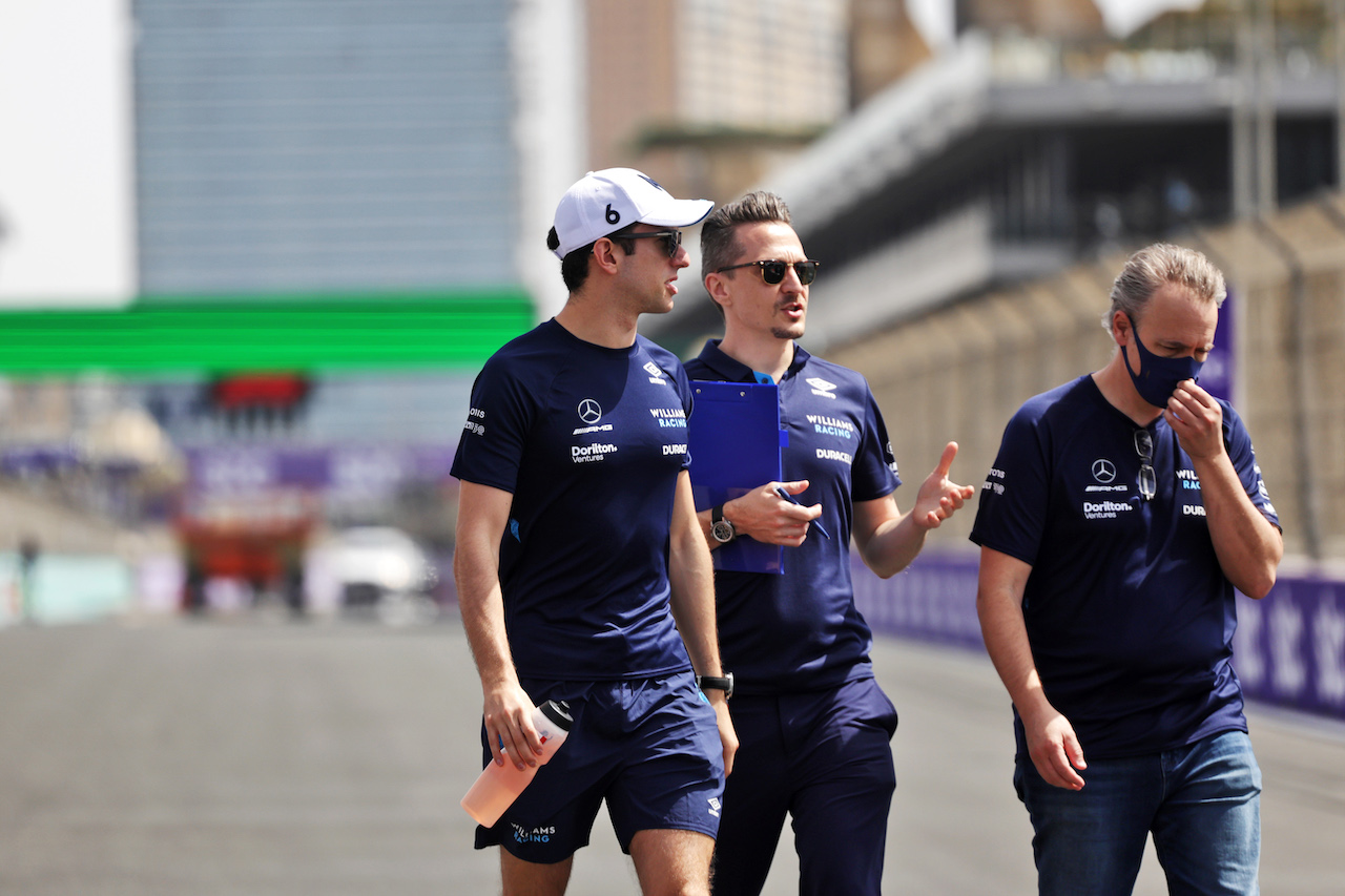 GP ARABIA SAUDITA, Nicholas Latifi (CDN) Williams Racing walks the circuit with Gaetan Jego, Williams Racing Gara Engineer.
24.03.2022. Formula 1 World Championship, Rd 2, Saudi Arabian Grand Prix, Jeddah, Saudi Arabia, Preparation Day.
- www.xpbimages.com, EMail: requests@xpbimages.com © Copyright: Bearne / XPB Images