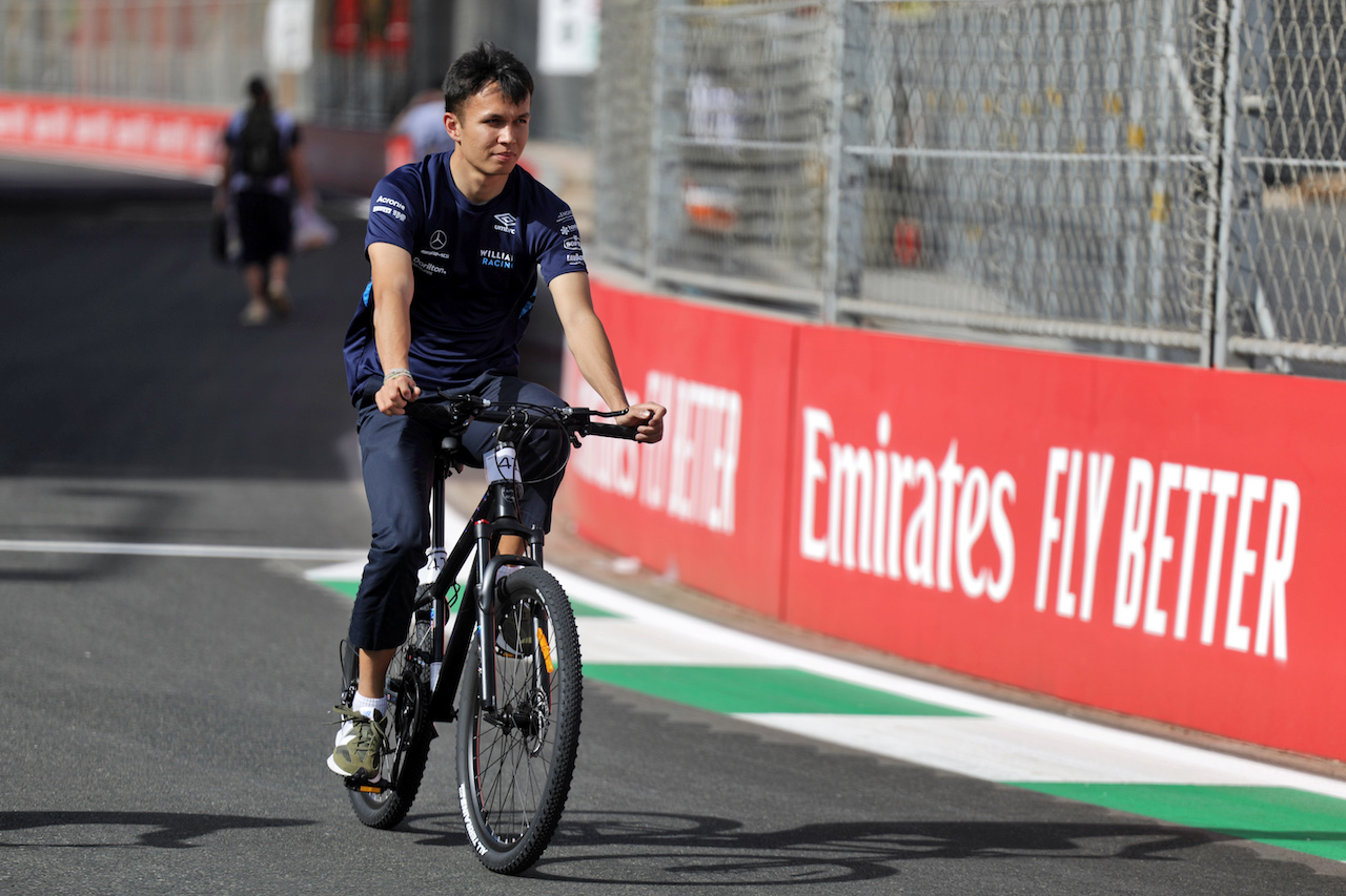 GP ARABIA SAUDITA, Alexander Albon (THA) Williams Racing rides the circuit.
24.03.2022. Formula 1 World Championship, Rd 2, Saudi Arabian Grand Prix, Jeddah, Saudi Arabia, Preparation Day.
- www.xpbimages.com, EMail: requests@xpbimages.com © Copyright: Bearne / XPB Images