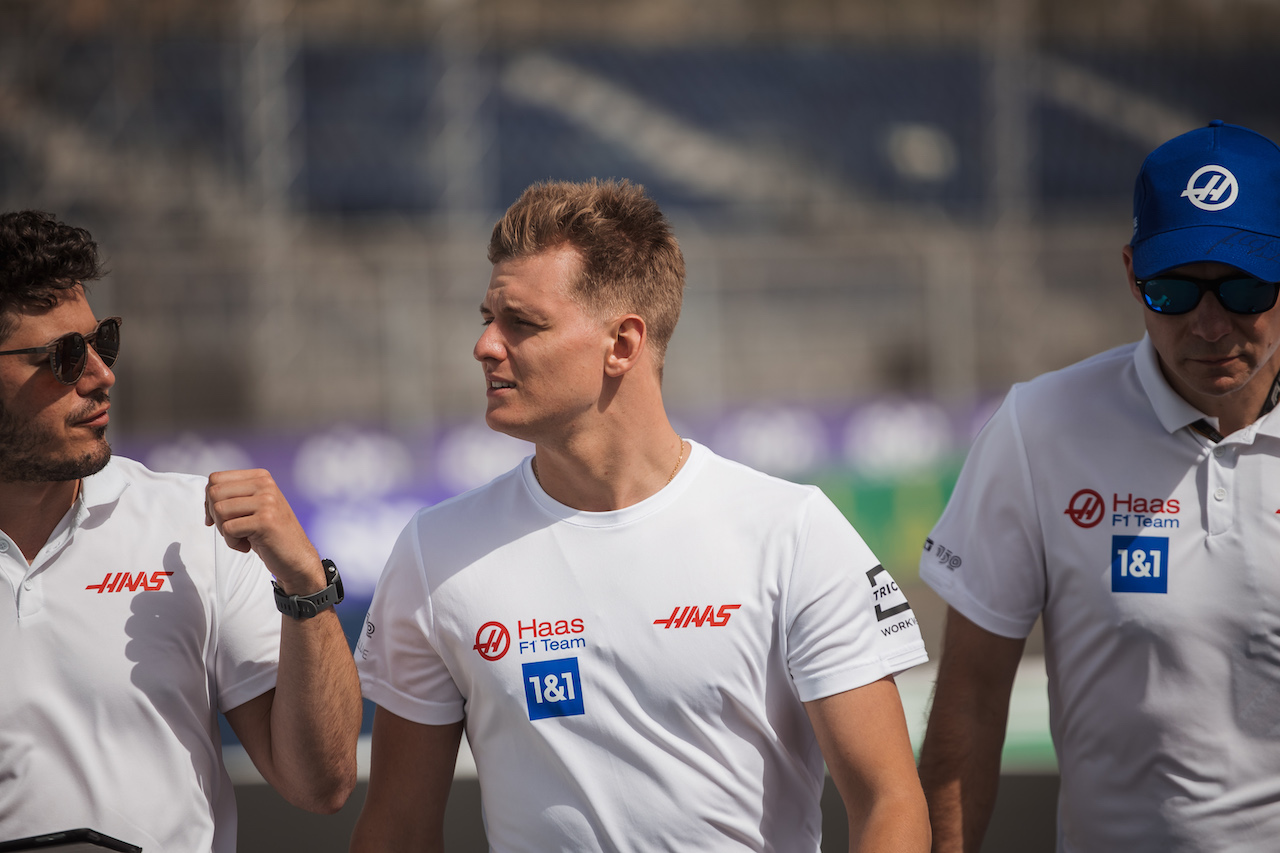 GP ARABIA SAUDITA, Mick Schumacher (GER) Haas F1 Team walks the circuit with the team.
24.03.2022. Formula 1 World Championship, Rd 2, Saudi Arabian Grand Prix, Jeddah, Saudi Arabia, Preparation Day.
- www.xpbimages.com, EMail: requests@xpbimages.com © Copyright: Bearne / XPB Images