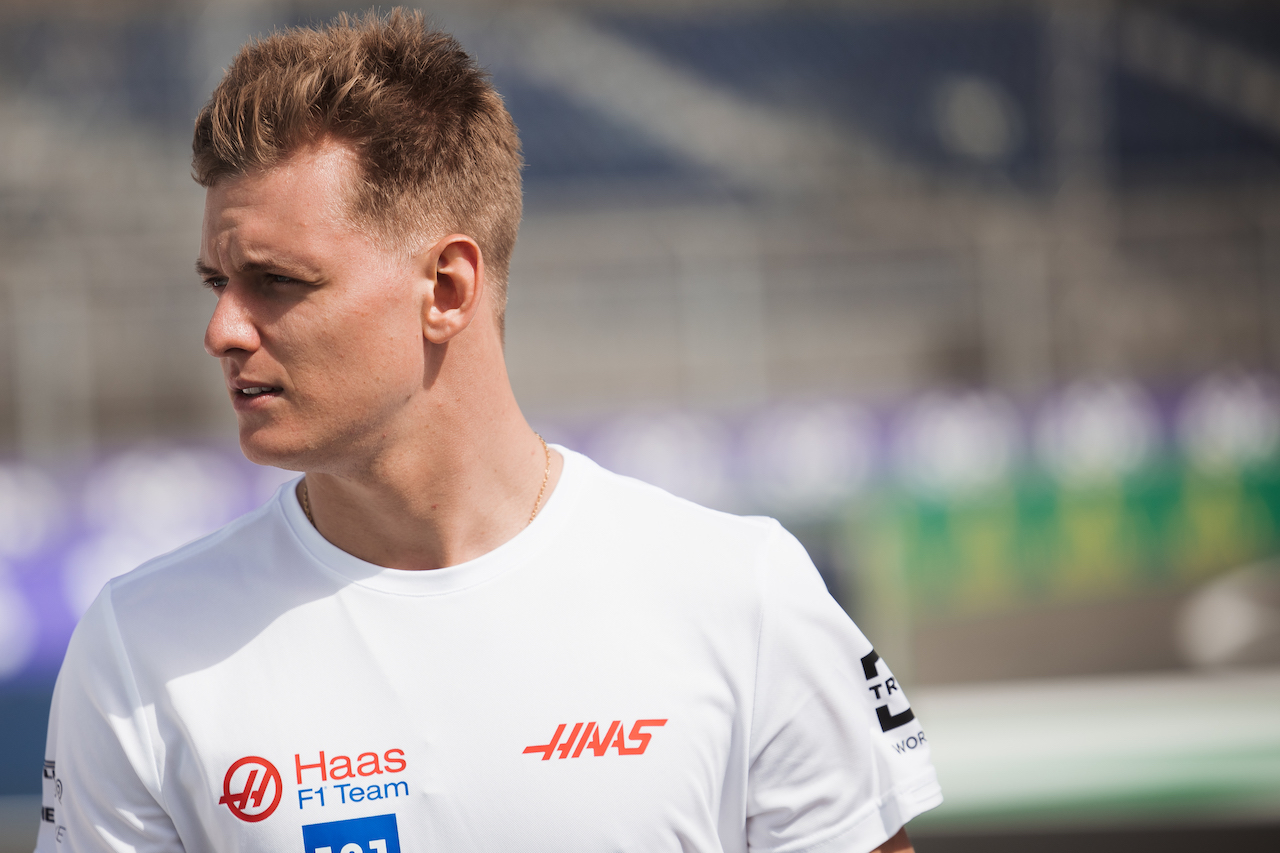 GP ARABIA SAUDITA, Mick Schumacher (GER) Haas F1 Team with the team.
24.03.2022. Formula 1 World Championship, Rd 2, Saudi Arabian Grand Prix, Jeddah, Saudi Arabia, Preparation Day.
- www.xpbimages.com, EMail: requests@xpbimages.com © Copyright: Bearne / XPB Images