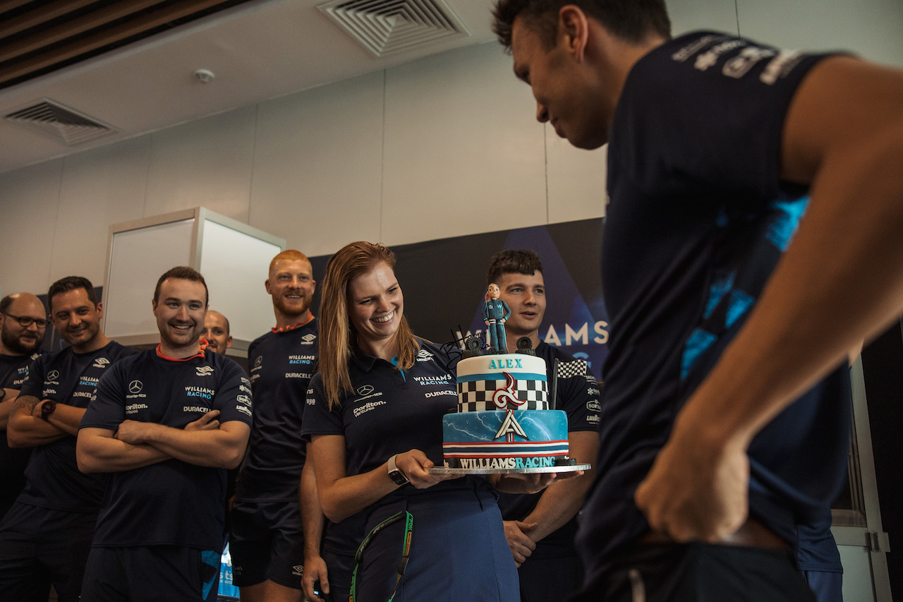 GP ARABIA SAUDITA, Williams Racing celebrate the birthday of Alexander Albon (THA) Williams Racing with a cake.
24.03.2022. Formula 1 World Championship, Rd 2, Saudi Arabian Grand Prix, Jeddah, Saudi Arabia, Preparation Day.
- www.xpbimages.com, EMail: requests@xpbimages.com © Copyright: Bearne / XPB Images