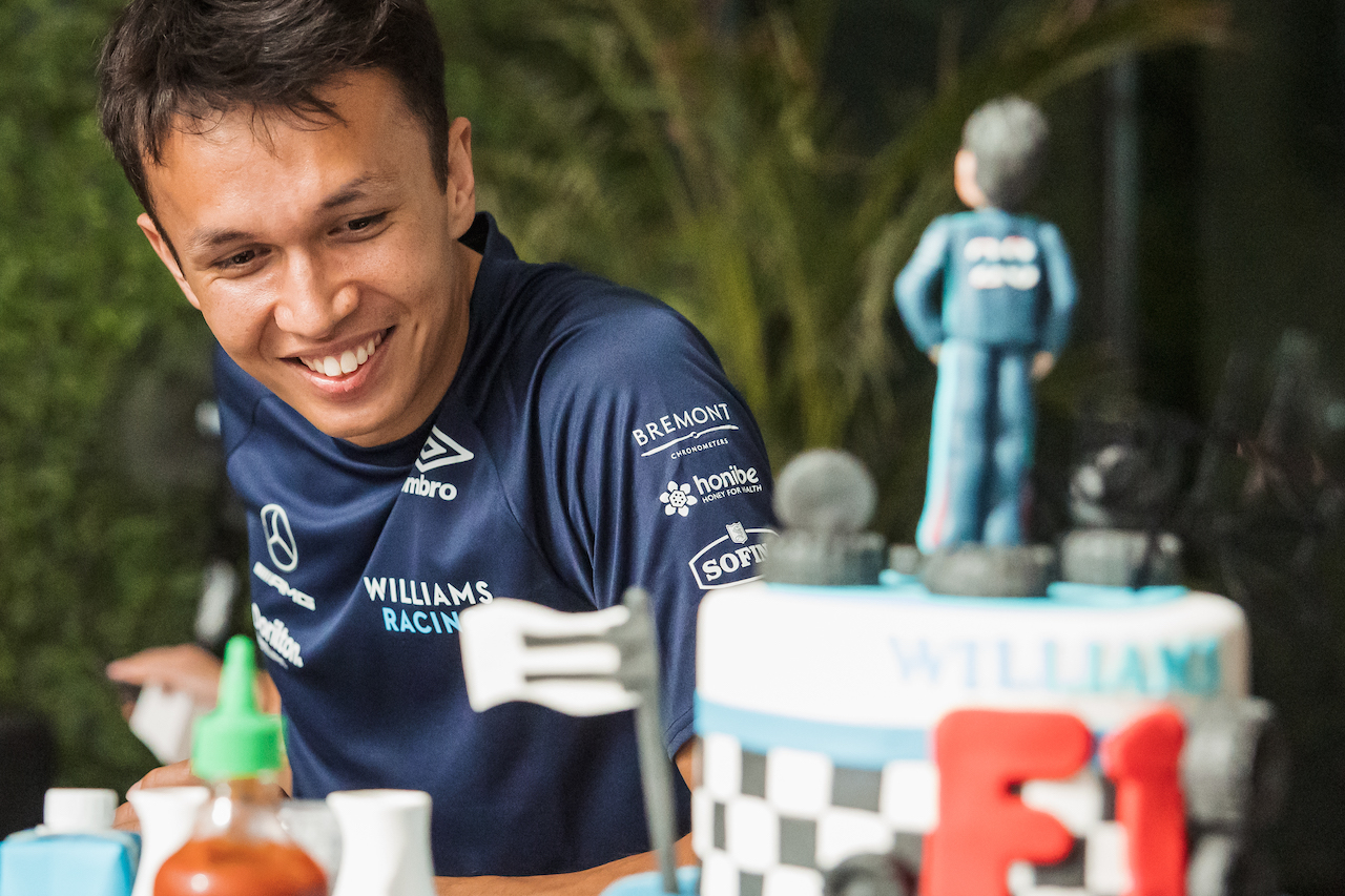 GP ARABIA SAUDITA, Williams Racing celebrate the birthday of Alexander Albon (THA) Williams Racing with a cake.
24.03.2022. Formula 1 World Championship, Rd 2, Saudi Arabian Grand Prix, Jeddah, Saudi Arabia, Preparation Day.
- www.xpbimages.com, EMail: requests@xpbimages.com © Copyright: Bearne / XPB Images
