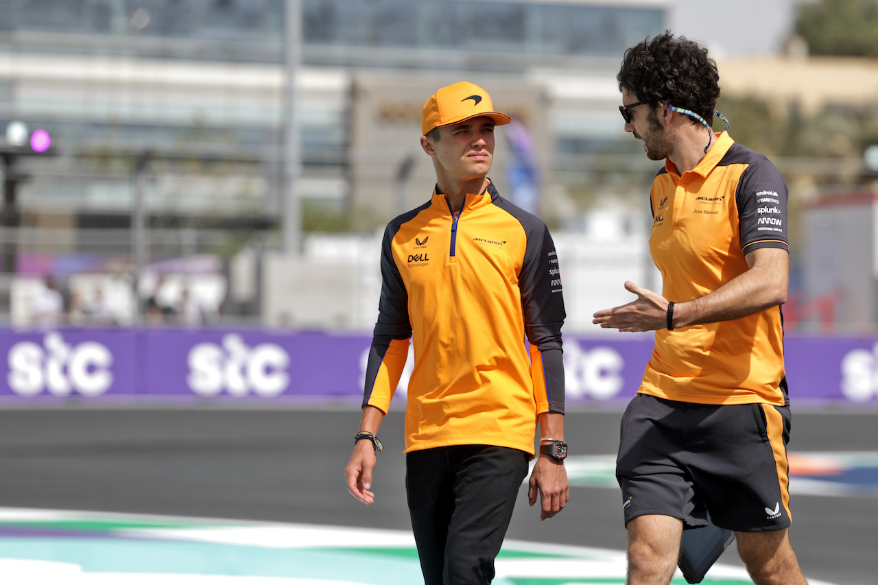 GP ARABIA SAUDITA, Lando Norris (GBR) McLaren walks the circuit with Jose Manuel Lopez Garcia (ESP) McLaren Lead Performance Engineer.
24.03.2022. Formula 1 World Championship, Rd 2, Saudi Arabian Grand Prix, Jeddah, Saudi Arabia, Preparation Day.
- www.xpbimages.com, EMail: requests@xpbimages.com © Copyright: Bearne / XPB Images
